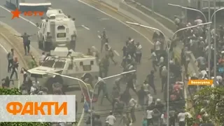 Противостояние в Венесуэле: силовики наезжают на протестующих бронеавтомобилями