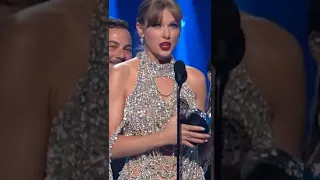 Taylor Swift thanking Sadie Sink at her acceptance speech for best short film! #vmas2022