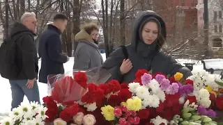 Russians continue laying flowers in honour of Navalny despite detentions