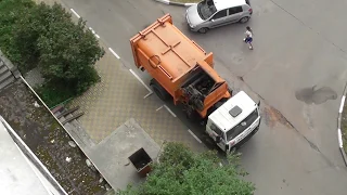 Где курю, там и мусорю! В Белгороде водитель мусоровоза ООО "ТК Экотранс", выкинул окурок на дорогу.