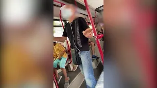 Omofobia sul bus a Roma, passeggero insulta due ragazzi che si baciano: "Fate schifo, vergognatevi"