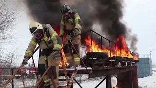 Саратовские пожарные проходят огневую полосу