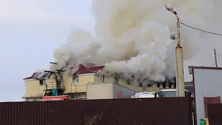 В Долинске горит здание общежития