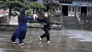 八卦掌对练，趟泥步走得好，小师妹一记燕子抄水，相当好看！