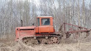 Легендарный трактор дт-75мв с плугом плн-4-35 пашет поле