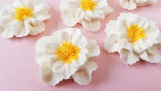 Make Easy Royal Icing Flowers Like a Pro #shorts