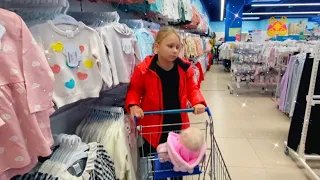 Alice is shopping for reborn in the store / Alice is shopping for reborn in the store