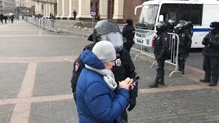 ⚡️Манежная площадь. Полицейский проверяет у пожилой женщины фотографии в телефоне, некоторые требует