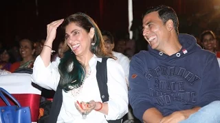 CUTE Moments Of Akshay Kumar With Mother In Law Dimple Kapadia