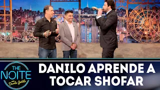 Danilo aprende a tocar shofar com Sergio Levy e Persio Bider | The Noite (11/09/18)