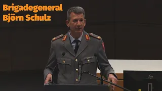 Brigadegeneral Björn Schulz spricht beim Festakt zum Geburtstag von Lehrsammlung und Panzermuseum