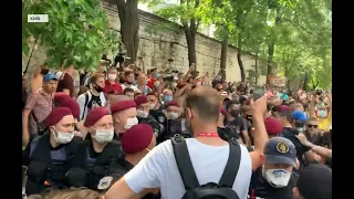 Нацгвардія, правоохоронці і сутички: Про ситуацію біля суду, де обирають запобіжний захід Стерненку