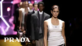 A 360° experience into Prada FW22 Womenswear Collection