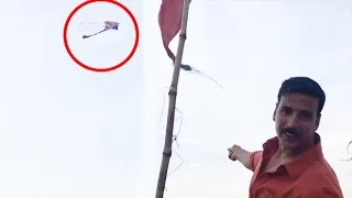 Akshay Kumar Flying Kite From Floating Boat