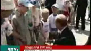 Путин целует мальчика Никиту в живот