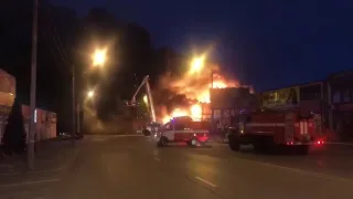 На рынке в Ростове-на-Дону загорелся павильон с пиротехникой