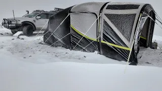 Camping en voiture dans la neige et la tempête de verglas - Immense tente gonflable familiale