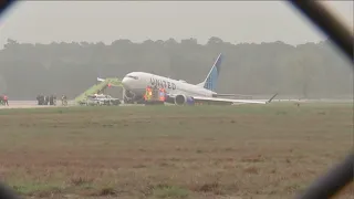 Passengers evacuated from United flight after tilted plane rolls onto grass at Houston airport