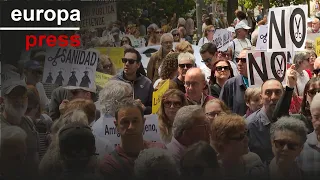 Miles de personas se unen a una protesta contra la gestión sanitaria de Ayuso en Madrid