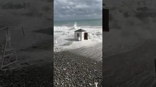 В Краснодарском крае во время шторма в море унесло вышку спасателей / Сочи, п.г.т.Сириус