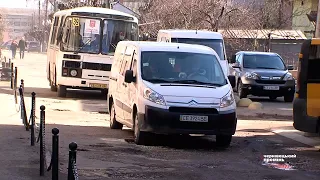 «Суцільне бездоріжжя»: у Чернівцях досі не розпочали ремонт доріг