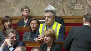 Jean Lassalle enfile un gilet jaune et électrise les débats à l'Assemblée nationale