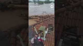 Imágenes impactantes: el rescate de una familia afectada por las inundaciones en Brasil