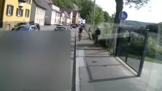 [DASHCAM] Beinahe Frontalunfall zweier Fahrradfahrer ᴴᴰ