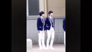 【TFBOYS易烊千璽】150518 韩国宠爱MV拍摄 易氏刘海整理法_Dịch Dương Thiên Tỉ