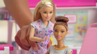 Barbie FRM19 - 2-in-1 Krankenwagen, aufklappbares Fahrzeug mit Licht und Geräuschen, Puppen Spielset