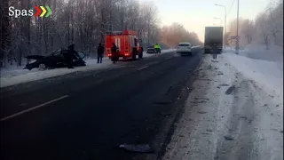 Женщина-водитель не смогла уберечь пассажиров при столкновении с грузовыми автомобилями в Ленобласти