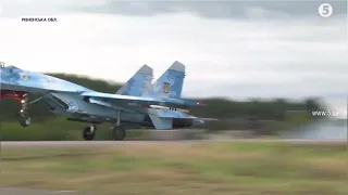 Украинский истребитель Су-27 VS дорожный знак.