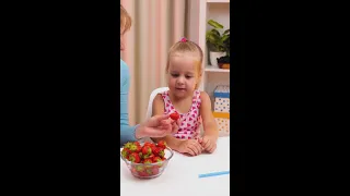 Easy strawberry eating 🍓 Kid-friendly hack #parenting