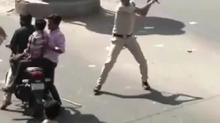 В Индии запрещено ездить втроём, но полиция штраф не выписывает, а вежливо просит так не делать 😂😂