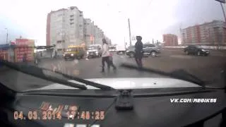 Наезд на пешеходов в Омске 04 04 2014 HD