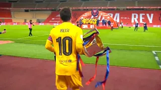 Leo Messi lifts the trophy! the Barça players' on-pitch celebration after winning the Copa del Rey