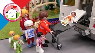 Playmobil en francais L'ambulance vient visiter - Famille Hauser