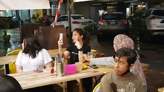 Tak sangka merdu sungguh suara bro ni,boleh meleleh kluar airmata kaum wanita bila mendengarnya