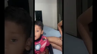 A este Niño se le tuerce el ojo de tanto mirar la tablet qué opinan de esto ??? #niños