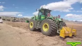 John Deere 9330 con Topos de Caterpillar D8 H Bulldozer  - Tractores Vegara