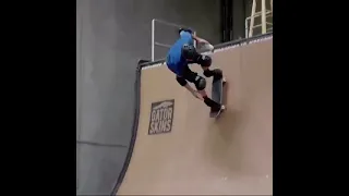 Aos 52 anos, Tony Hawk faz manobras sem derramar um pingo de leite!