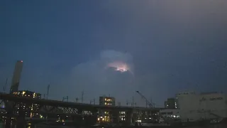 雷で光る入道雲