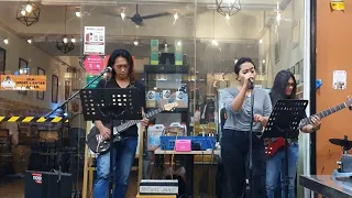 Setiaku di sini - Stella Bagi Lagu Permintaan Ziana Zain di Ayie Cafe