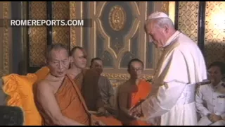 Pope John Paul II visits Buddhist Temple