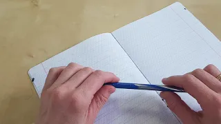 Как правильно сидеть за столом и держать ручку при письме