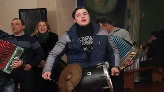 "Моя мамка молдованка" музиканти в селі