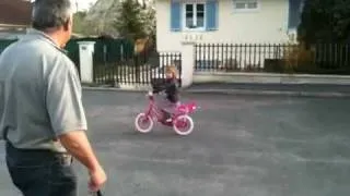 Yness fait du vélo elle a 4ans, yes...