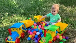 Малыш играет цветными шариками  - игрушки для малыша