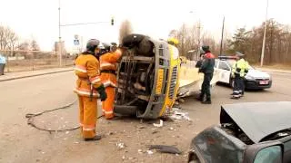 Спасатели поставили на колеса опрокинувшуюся маршрутку