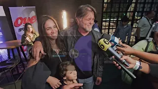 René Strikcler llega con su esposa e hijo a Alfombra Jurassic Están cumpliendo 13 años juntos 😍